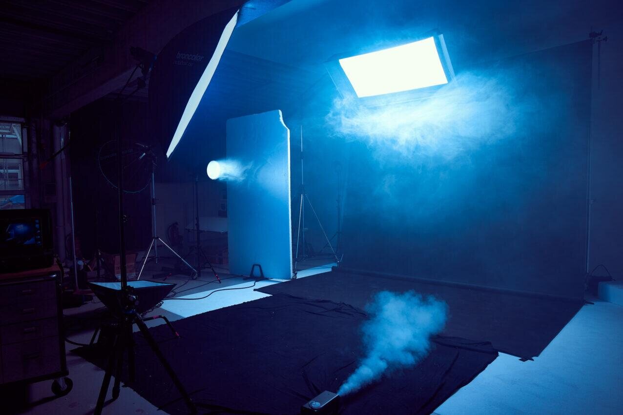Plateau de tournage éclairé en bleu