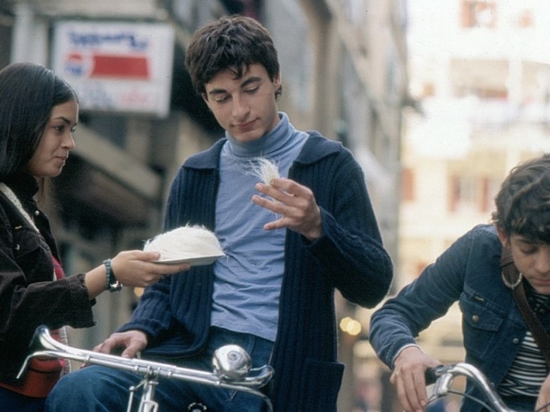 West Beirut : Un Voyage à Travers la Mélancolie&nbsp;Libanaise